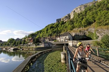 Radfahrer entlang des Doubs and Canal du RH ™ Ne Au Rhin