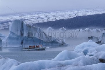 Bateau touristique au milieu des iceberg Jokulsarlon Islande