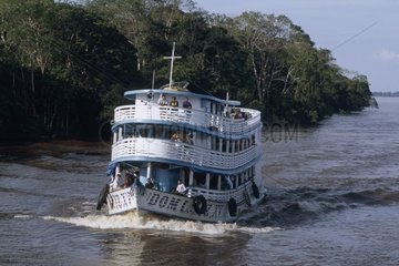 Bateau de transport frêt et passagers sur le fleuve Amazone