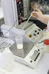 Analyse de prélèvements de lait pour traçabilité