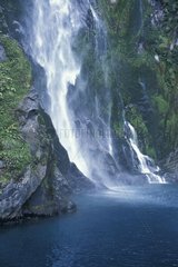 Wasserfall fÃ¤llt in einen Fjord -Neuseeland