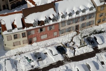 Fahrzeuge und Stadt unter Schnee Belfort Frankreich