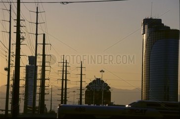 Pylônes électriques et immeuble à Las Vegas au crépuscule