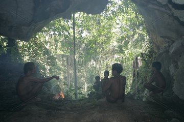 Männer und Jungen in der Höhle Tau't Batu Palawan Philippinen