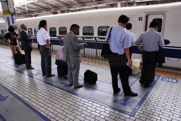 Warteschlange für den japanischen Shinkansen TGV