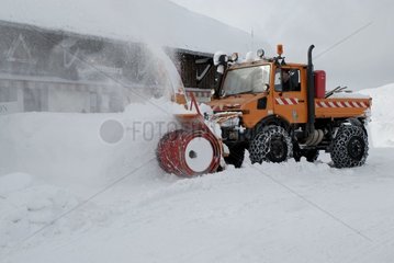 Traktorlösche des Schnees Der Rand einer Straße Frankreich