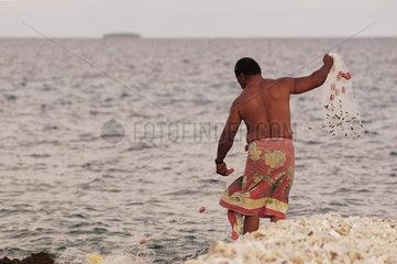 Pêcheur avec filet Funafuti Tuvalu