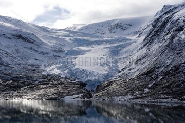 Gletscher Svartisen reflektierte in Nordsee Norwegen
