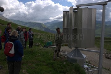 Demonstration of a wind turbine at the refuge bioclimatic France