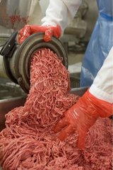 Préparation de viande hachée dans un atelier de découpe
