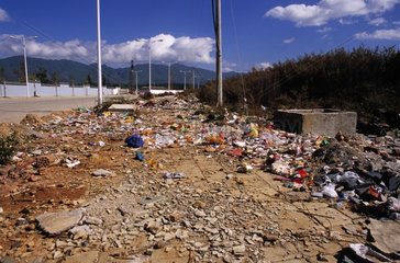 Verschwendung auf dem Bürgersteig der neuen Stadt Lijiang
