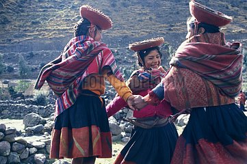 MÃ¤dchen in traditioneller Kleidung tanzen Cuzco Region Peru