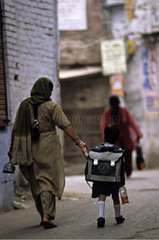 Schulkind und seine Mutter Amritsar Punjab India