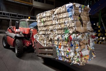 Handling of bales of recycled cardboard
