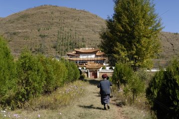 Mosofrau  die einen buddhistischen Tempel in Yunnan China besucht
