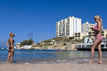Russische Touristen am Strand von Valletta Malta
