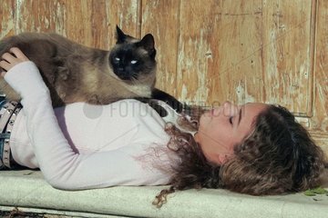 Siamese cat and its maitress [AT]