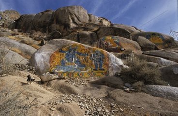Malen auf Felsen in den Bergen Tibeter China