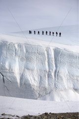Wanderer auf einem Gletscher in Königin Maud Land Antarktis