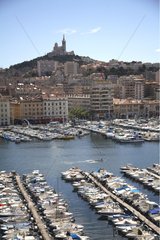 Der alte Hafen und Notre-Dame de la Garde in Marseille Frankreich