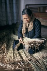 Frau  die Stroh Vietnam aussortiert