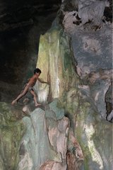 Junge klettern in einer Höhle Tau't Batu Palawan Philippinen