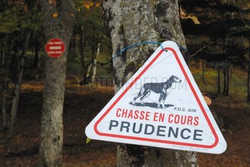 Unterschreiben Sie während einer Jagd im Wald in Frankreich