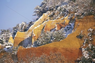Les ocres sous la neige dans le Roussillon France
