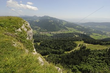Kalksteinklippen mit Blick auf das Tal Joux in der Schweiz