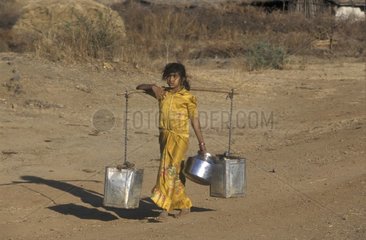Junge Frau trägt Wasserdosen Gir Indien