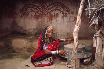 Indienne dans sa cuisine extérieure Rajasthan