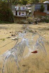 Abwasserkanal  der zum Strand Sada Mayotte fÃ¼hrt