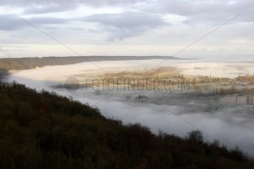 Landschaft Nebel Parc des Loops in der AbenddÃ¤mmerung Frankreich