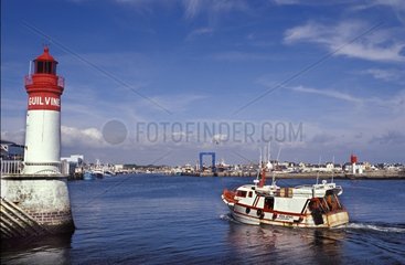 Trawler  der in den Hafen von Guilvinec -Finistern Frankreich eintritt