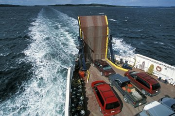 Voitures sur ferry menant aux îles Fogo Terre-neuve Canada