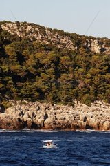 Bateau de plaisance longeant la côte Dalmate Croatie