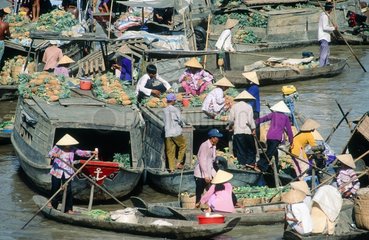 Marché flottant de Can Tho  delta du Mékong. barque  foule