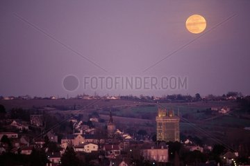 La tour d'Oudon dominée par la pleine Lune Bords de Loire