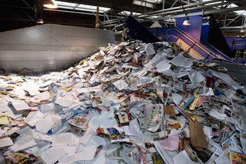 Papier- und Kartonabfall in einer Recyclingstation