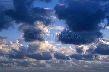 Flauschige Wolken Brittany Frankreich