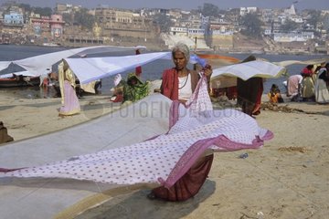 Trocknen von Leinen am Ufer des Ganges Indien