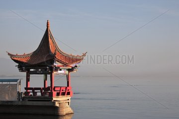 Schwimmen am frÃ¼hen Morgen im Erhai -See China Yunnan Dali