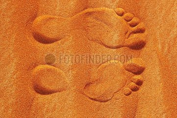 Spuren von Füßen im Sand