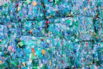 Ballen von Plastikflaschen in einer Abfallverarbeitungsstelle