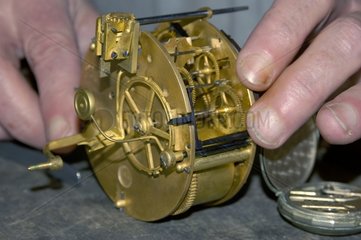 RÃ©paration d'e une pendule par un horloger frankreich