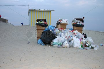 Voller und überfüllter Mülldosen am Frankreich Strand