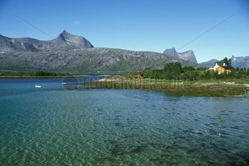 Cabanes sur l'île de Storoya dans le Fjord efjorden Norvège