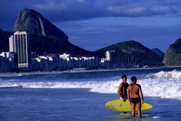Surfers sur la plage de Copacabana à Rio de Janeiro