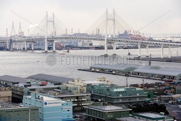 RegenbogenbrÃ¼cke und Hafen von Yokohama Japan