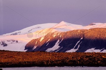 Montagnes et glaciers au coucher de soleil